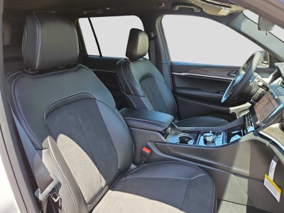 2026 Jeep Grand Cherokee Laredo Altitude