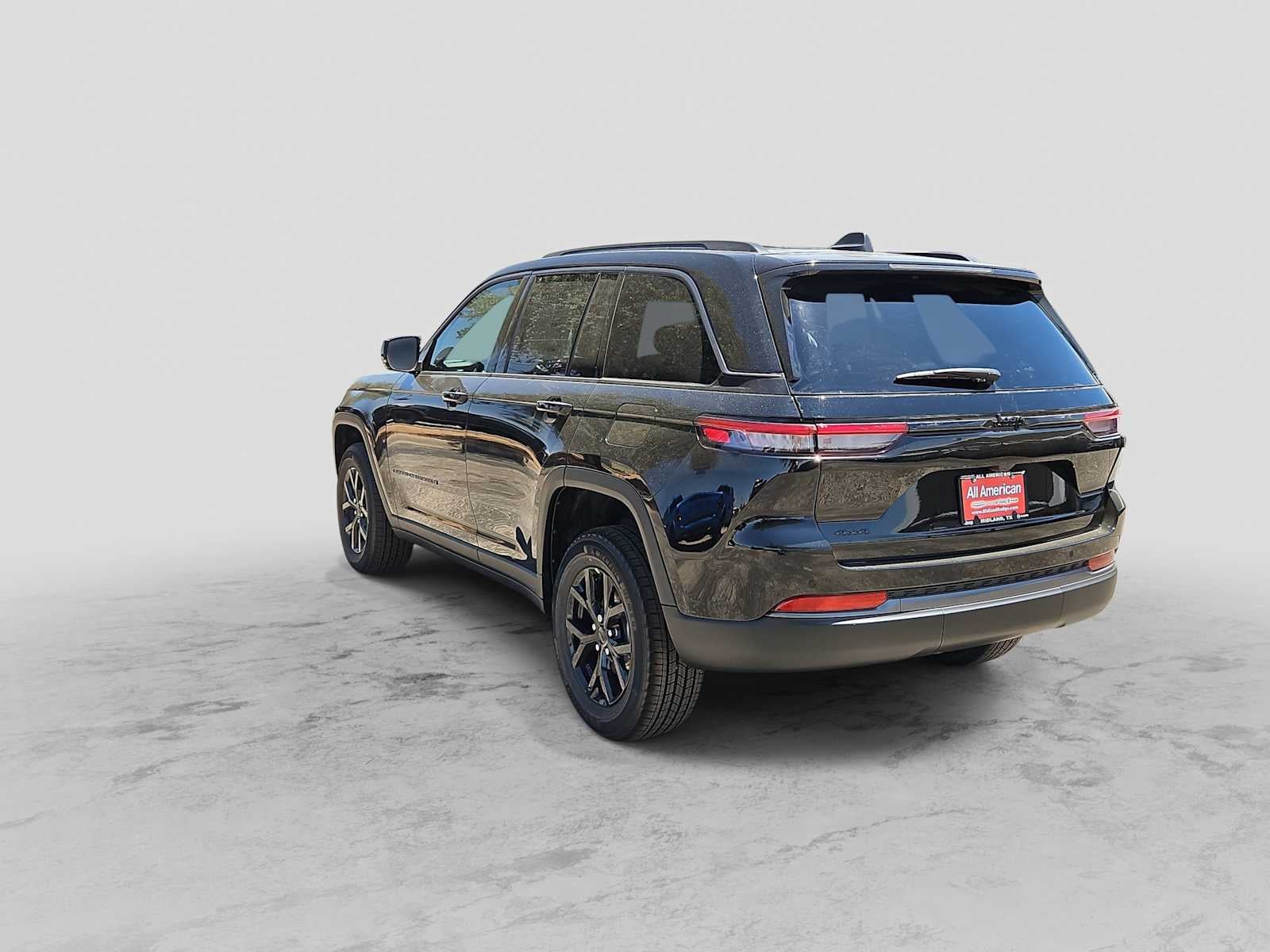 2026 Jeep Grand Cherokee Laredo Altitude