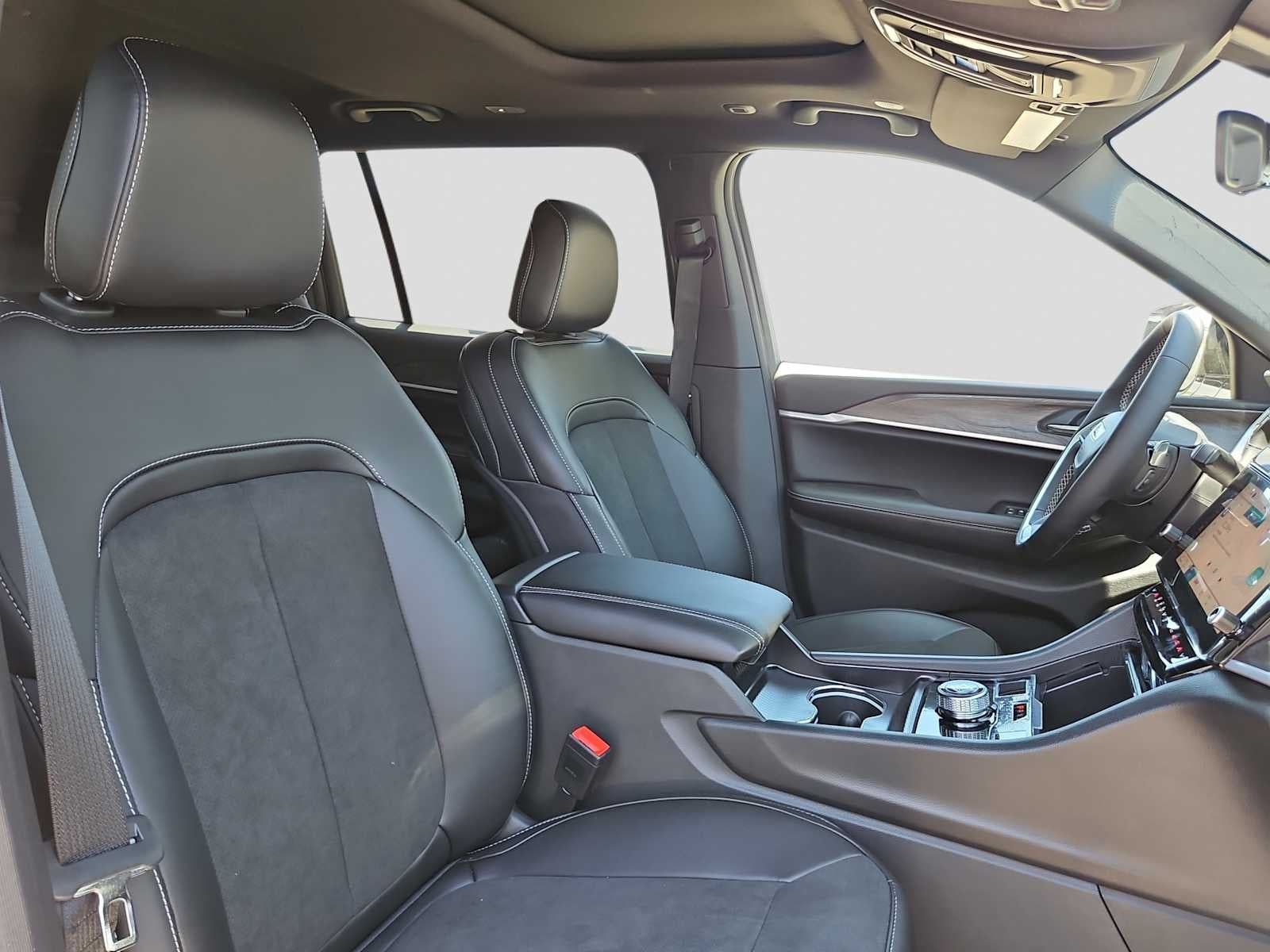 2026 Jeep Grand Cherokee L Laredo Altitude