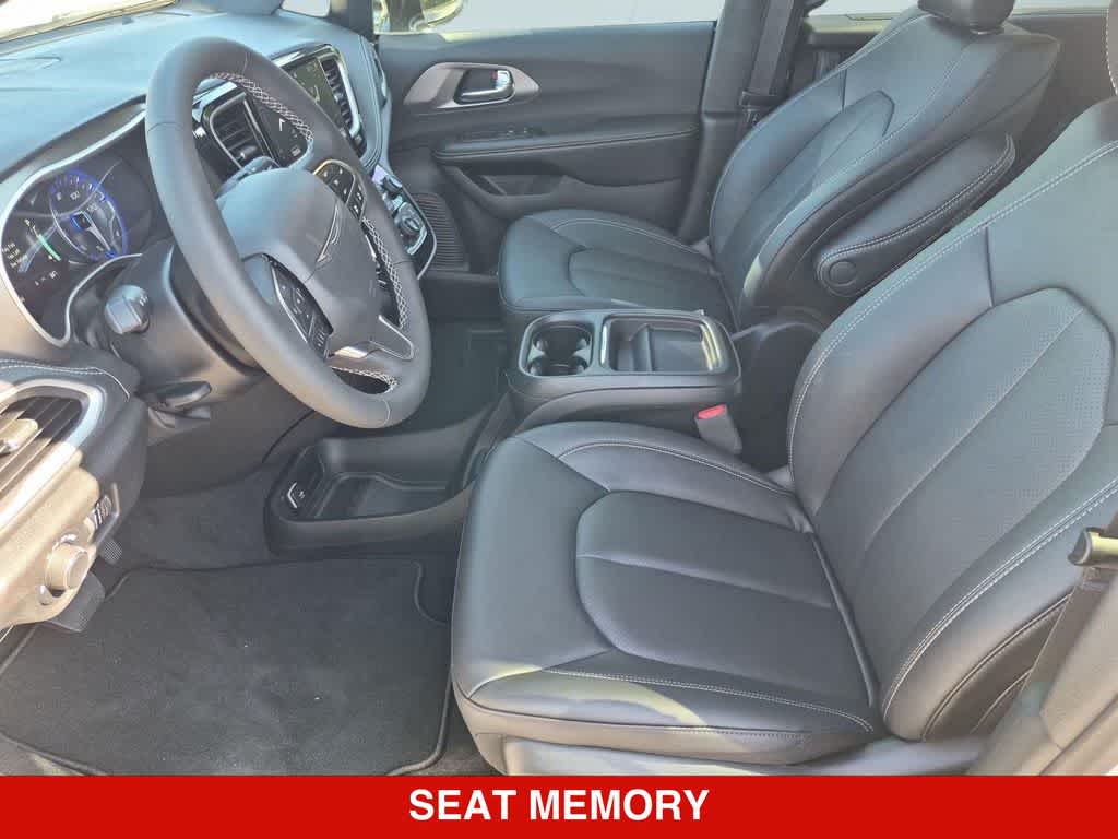 2027 Chrysler Pacifica Select