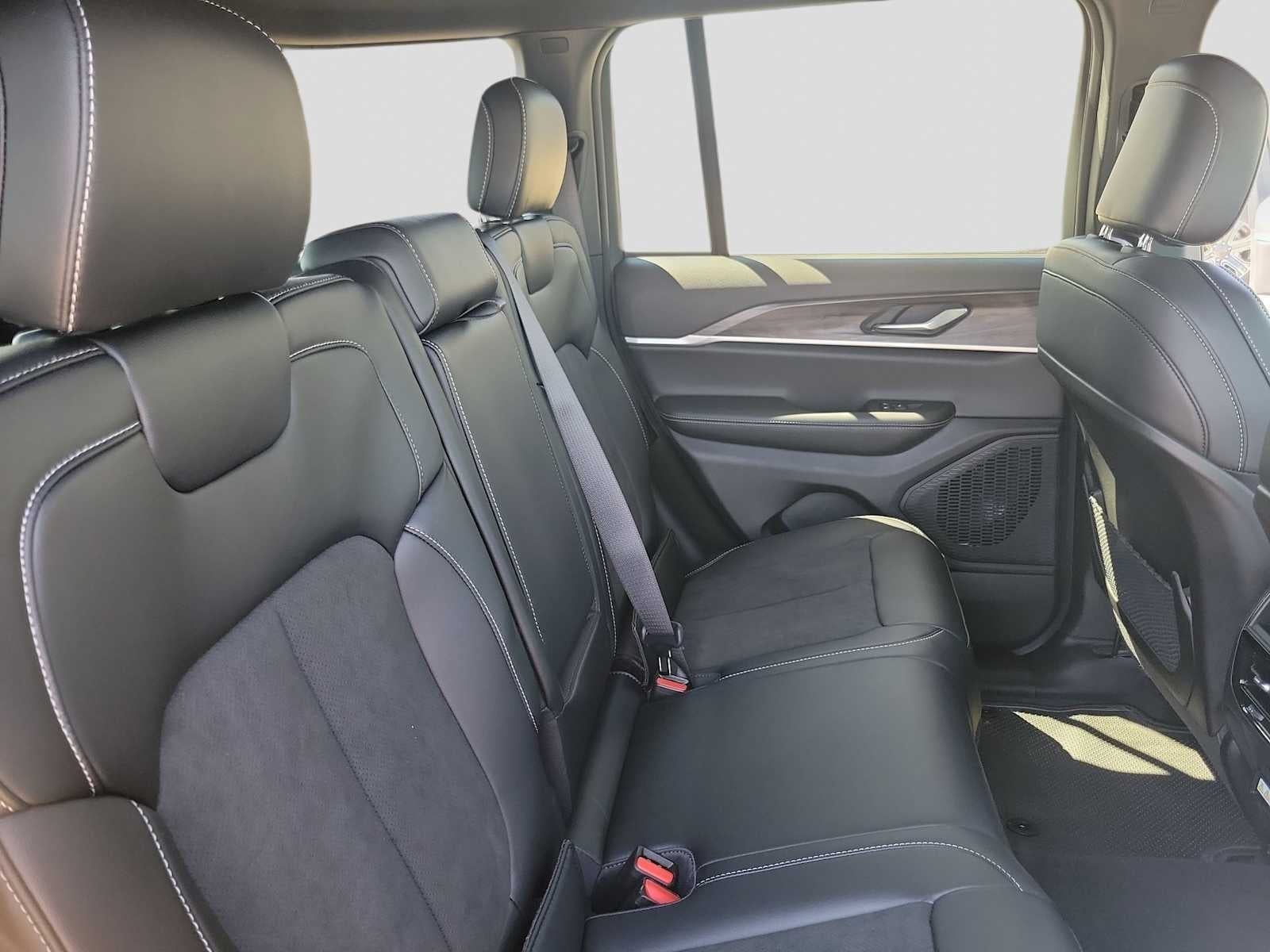 2026 Jeep Grand Cherokee GRAND CHEROKEE LAREDO ALTITUDE 4X2