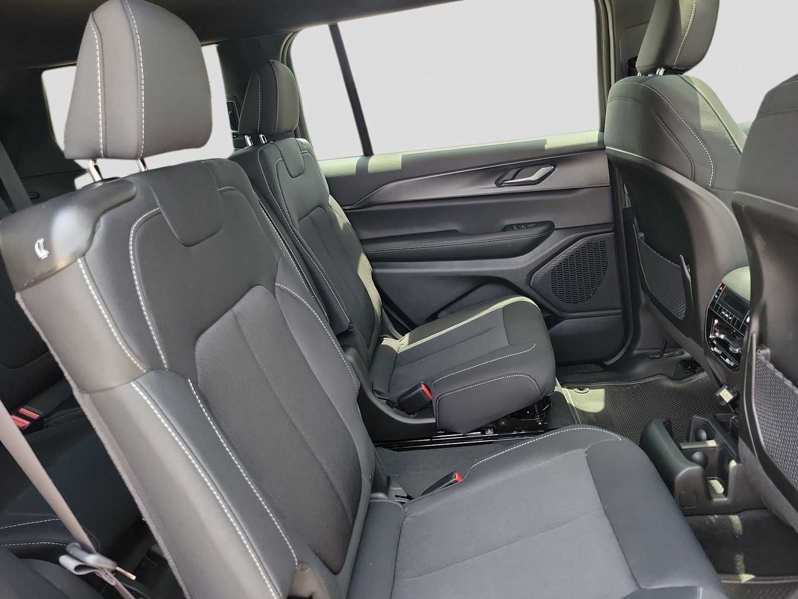 2026 Jeep Grand Cherokee L GRAND CHEROKEE L LAREDO X 4X2