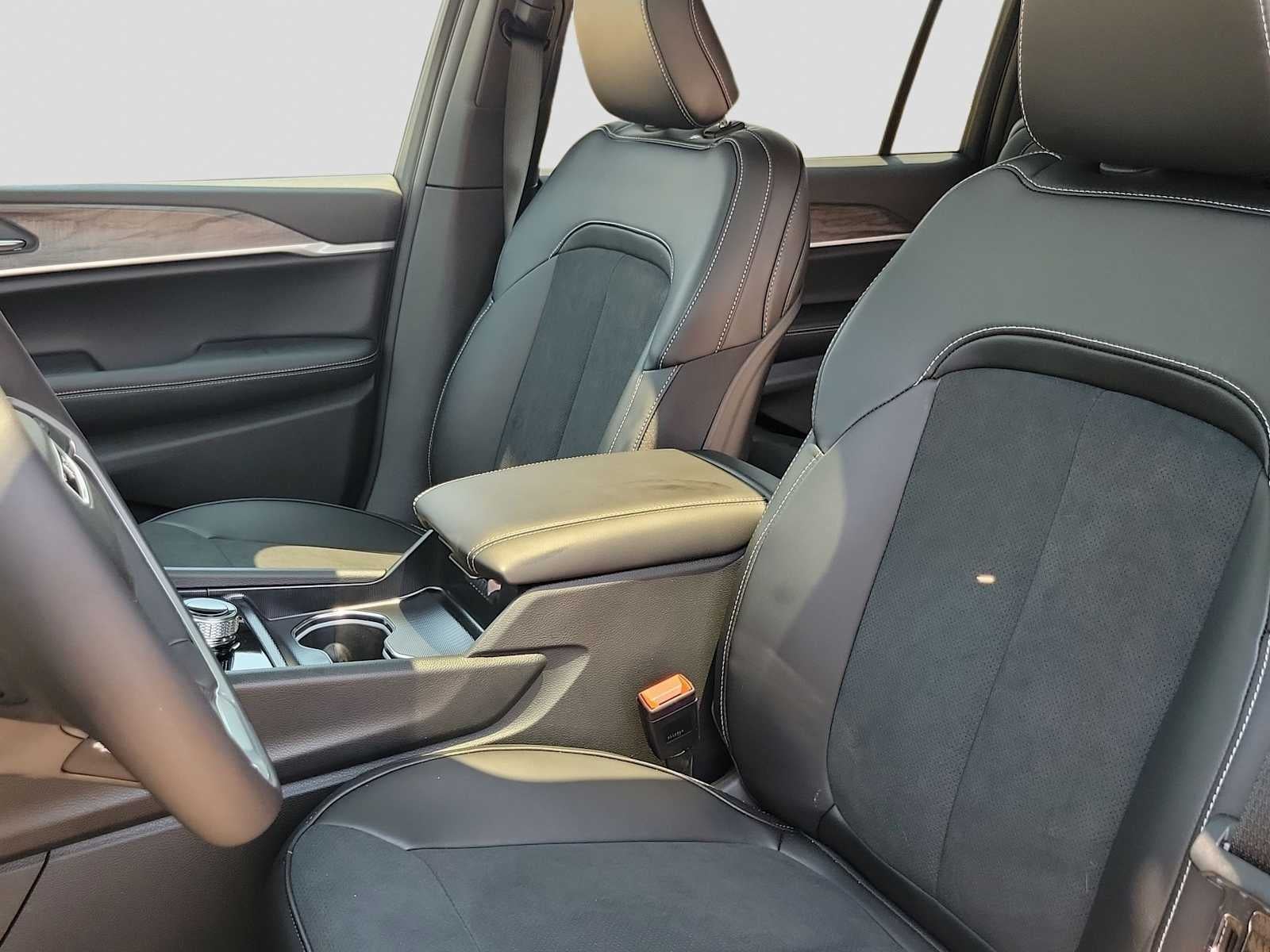 2026 Jeep Grand Cherokee L GRAND CHEROKEE L LAREDO ALTITUDE 4X2
