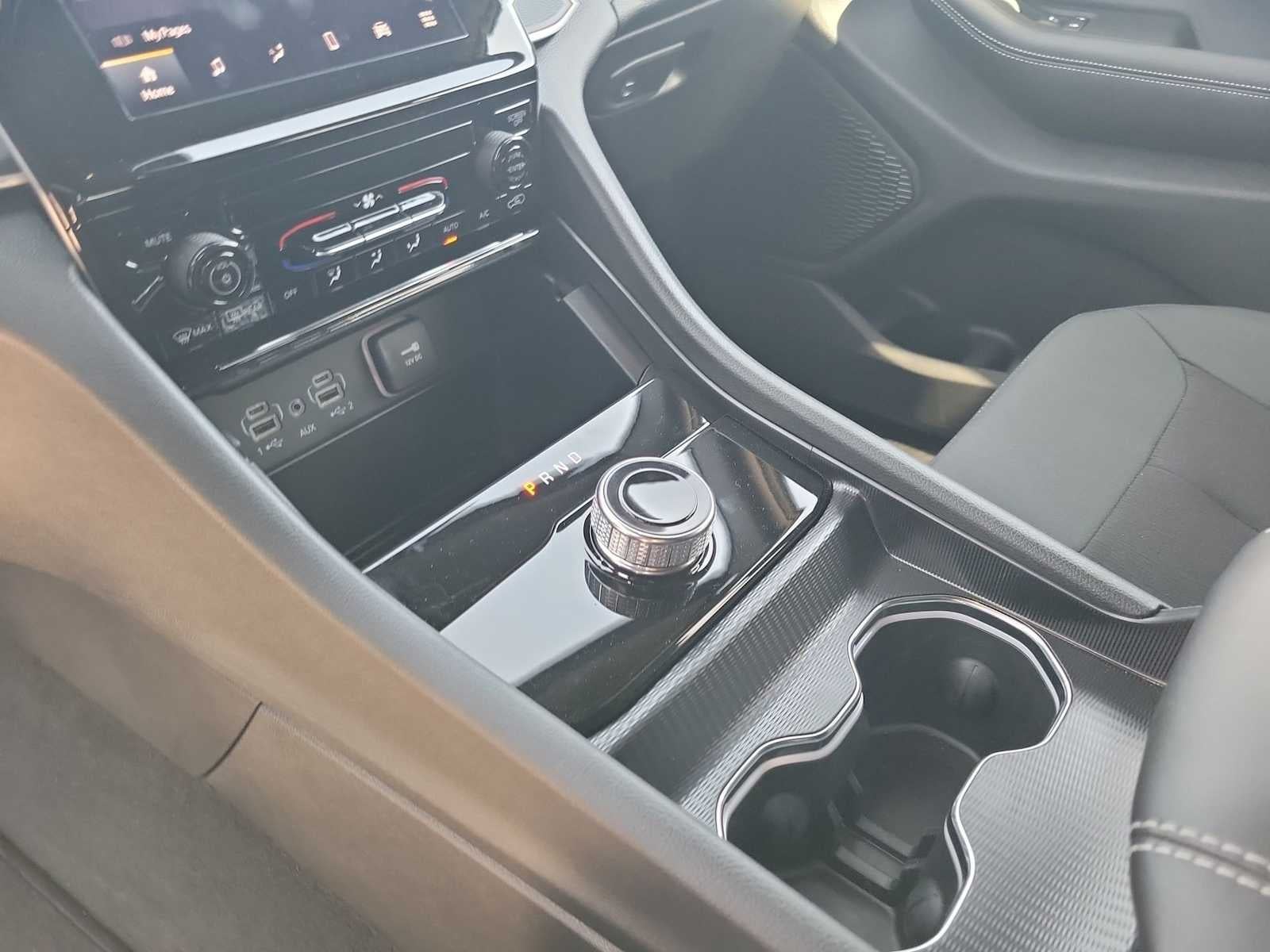 2025 Jeep Grand Cherokee L GRAND CHEROKEE L LAREDO 4X4