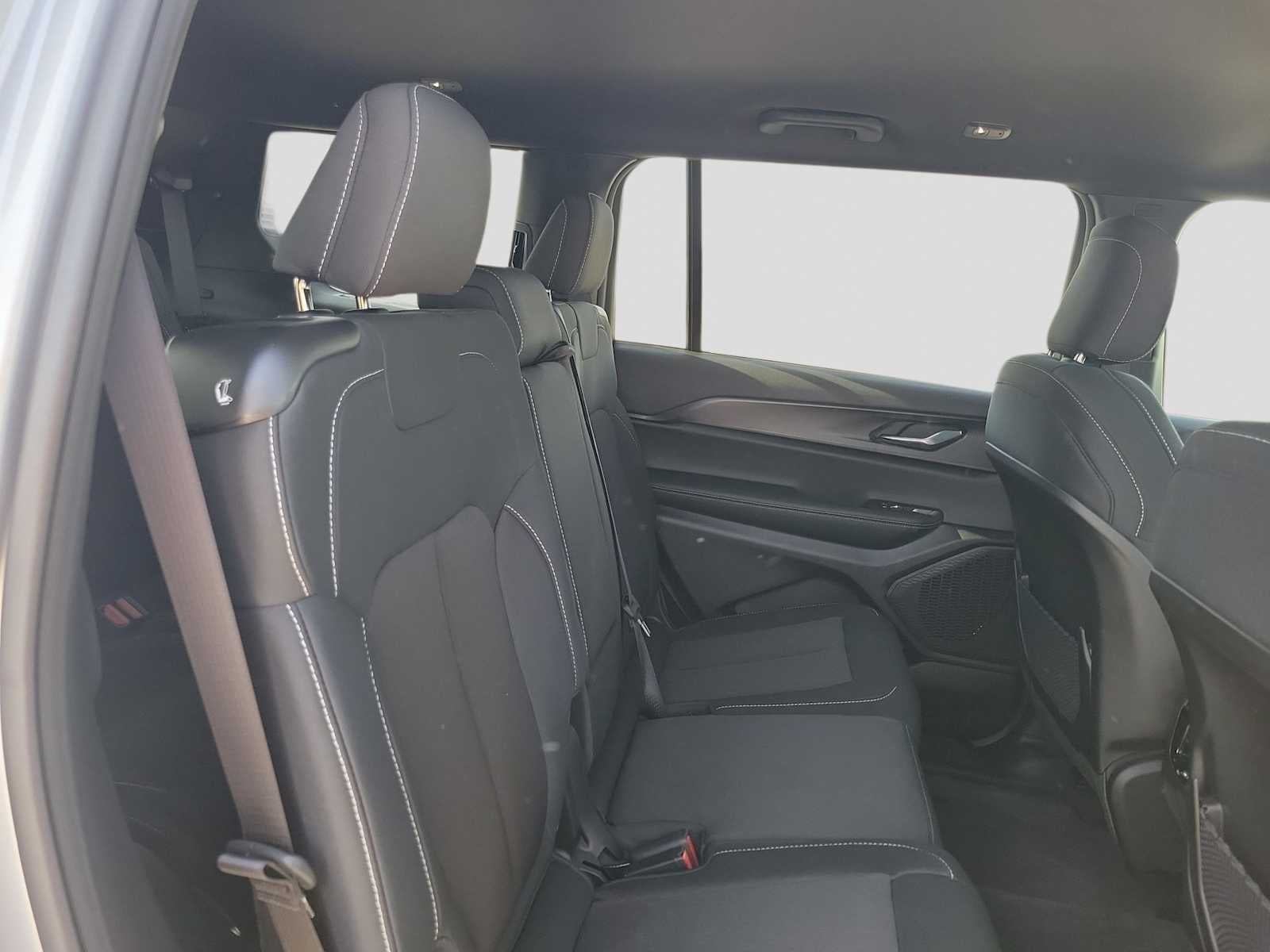 2025 Jeep Grand Cherokee L GRAND CHEROKEE L LAREDO 4X4