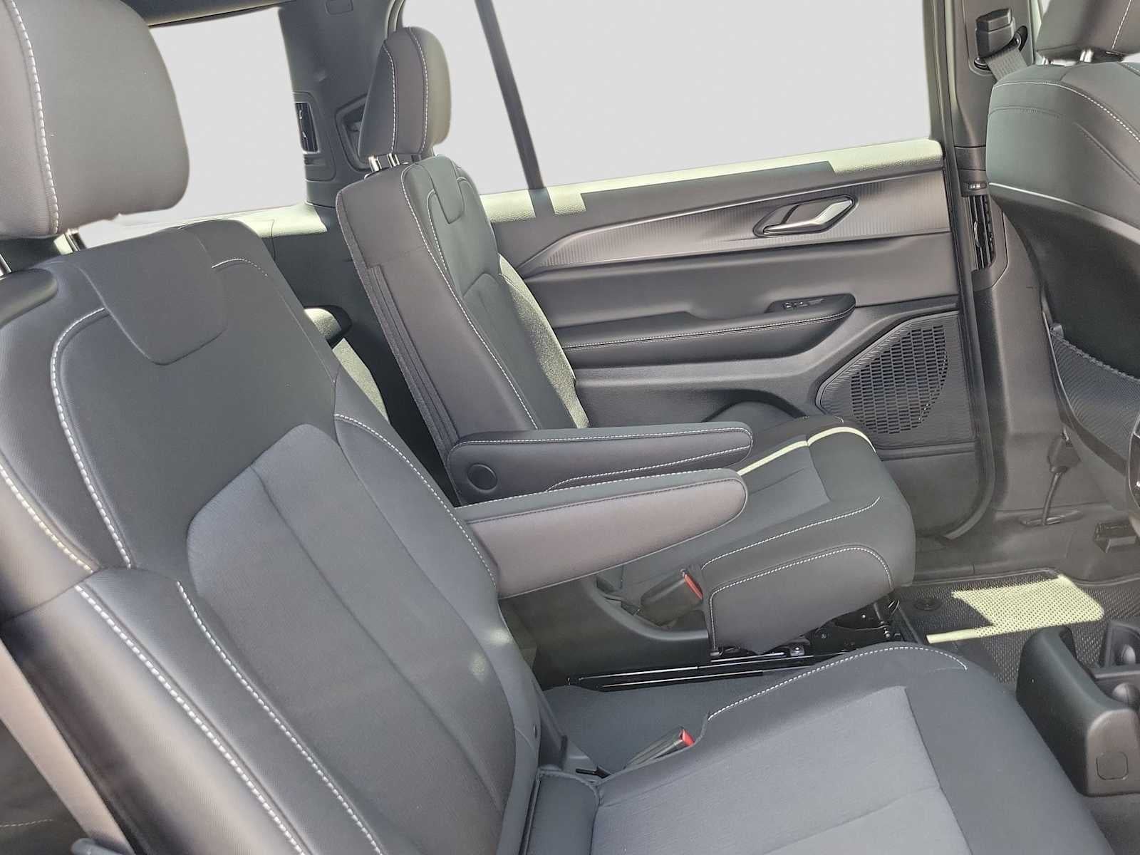 2026 Jeep Grand Cherokee L GRAND CHEROKEE L LAREDO X 4X4