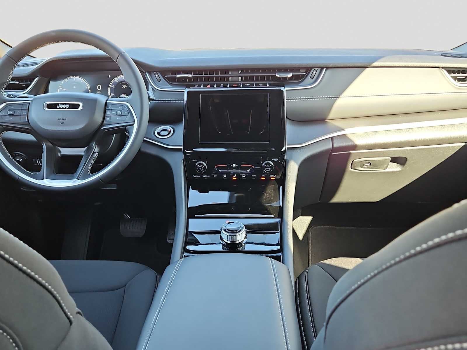 2025 Jeep Grand Cherokee Laredo 4x2