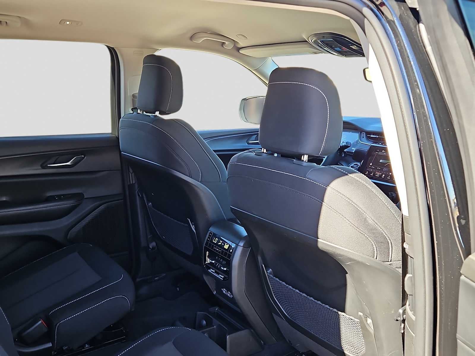 2024 Jeep Grand Cherokee L Laredo 4x2