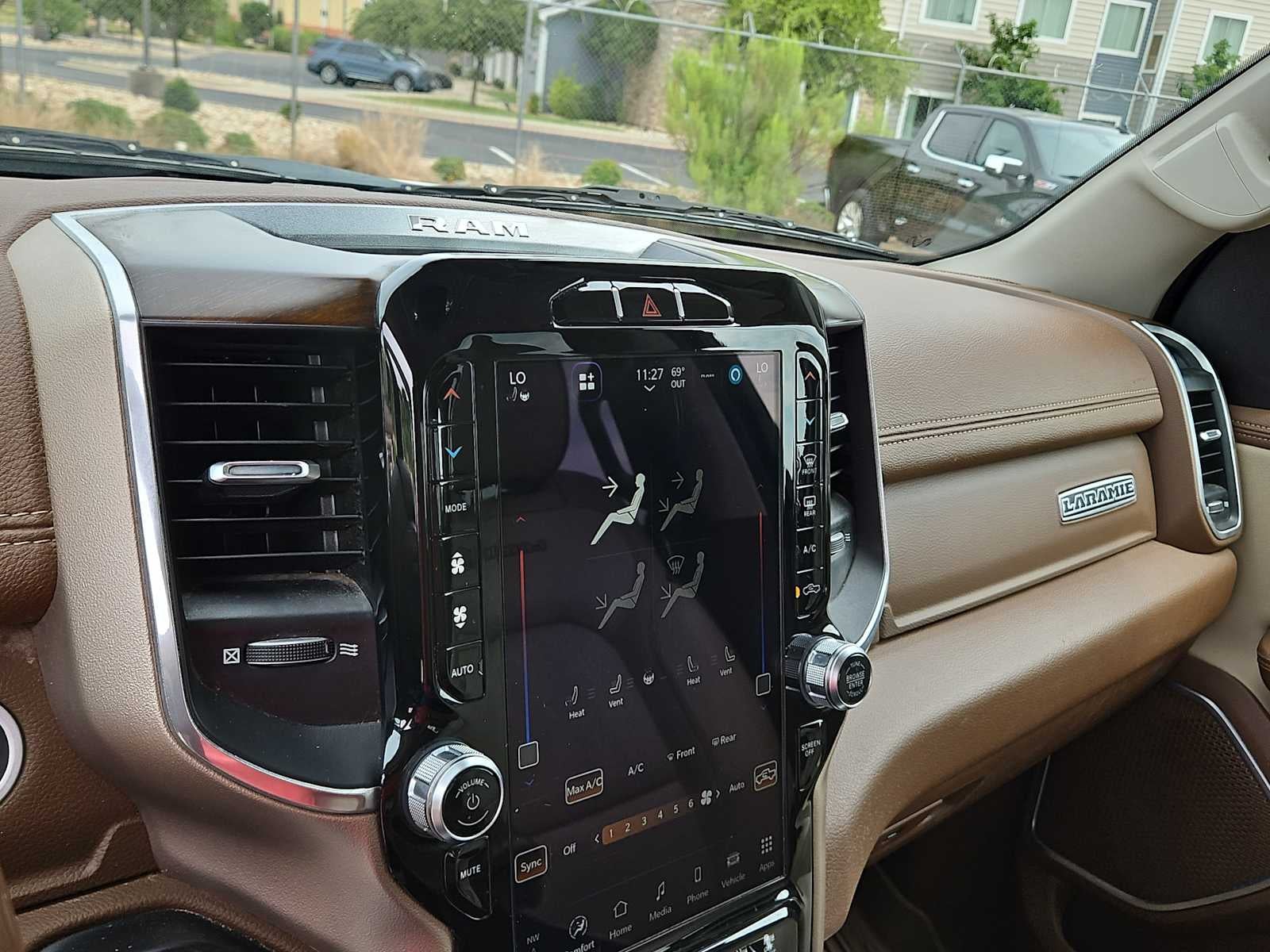 2022 RAM 1500 Laramie Crew Cab 4x2 5'7' Box