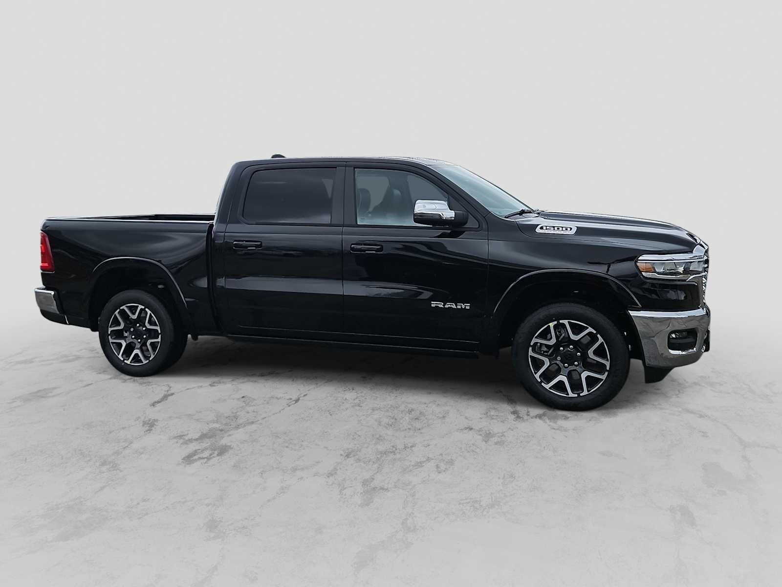 2026 RAM Ram 1500 RAM 1500 LARAMIE CREW CAB 4X2 5'7' BOX