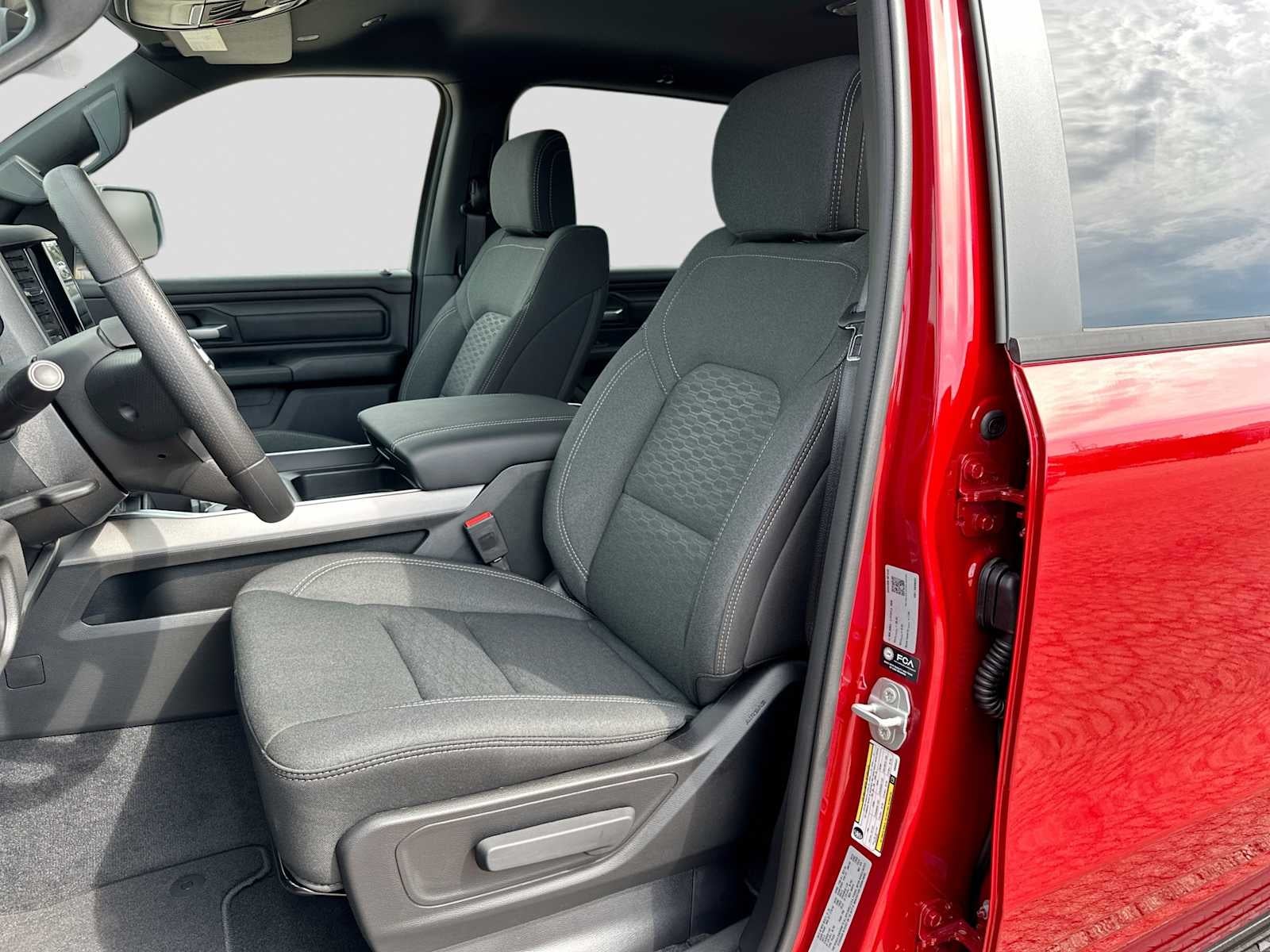 2027 RAM 1500 RAM 1500 EXPRESS CREW CAB 4X4 5'7' BOX