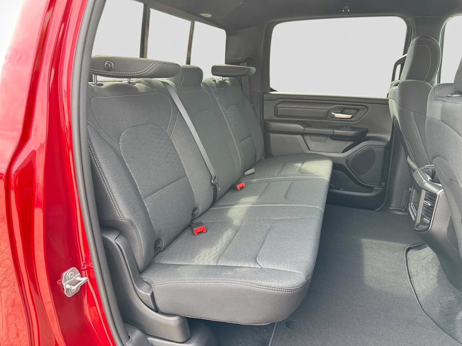 2027 RAM 1500 RAM 1500 EXPRESS CREW CAB 4X4 5'7' BOX