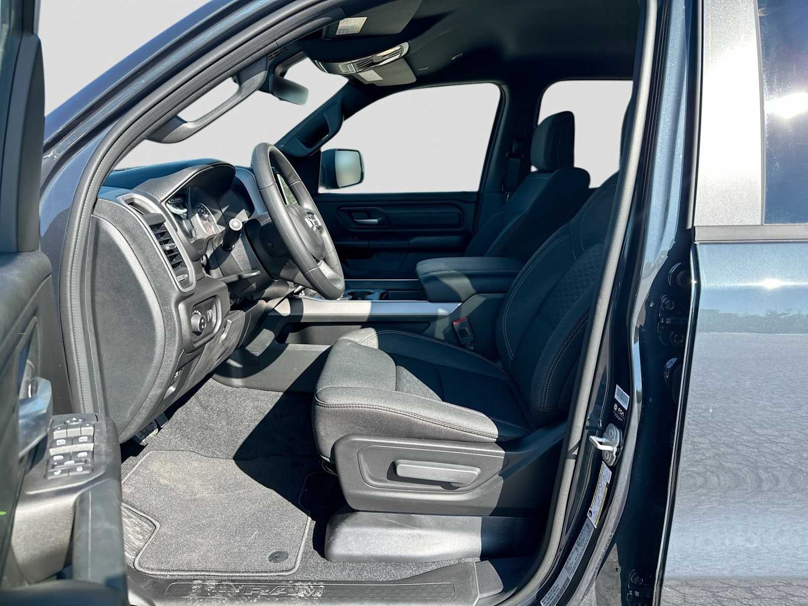 2027 RAM 1500 RAM 1500 EXPRESS CREW CAB 4X4 5'7' BOX
