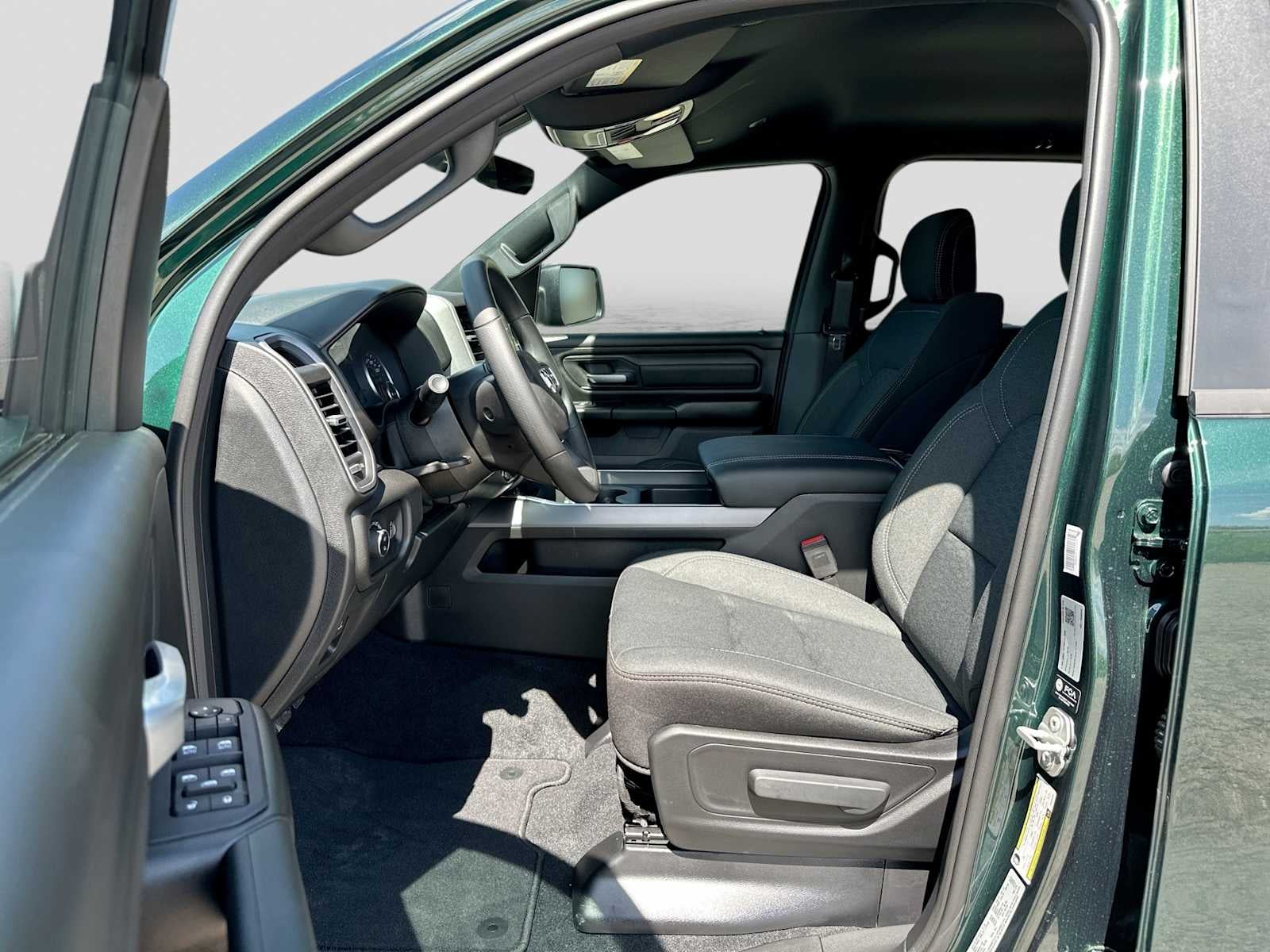 2027 RAM 1500 RAM 1500 EXPRESS CREW CAB 4X4 5'7' BOX