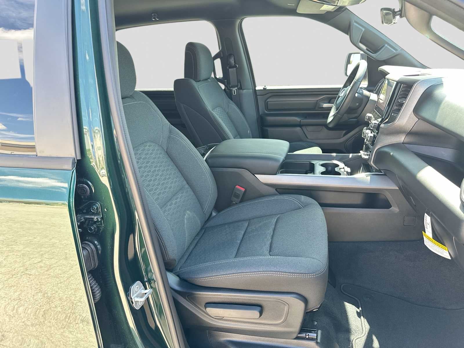 2027 RAM 1500 RAM 1500 EXPRESS CREW CAB 4X4 5'7' BOX
