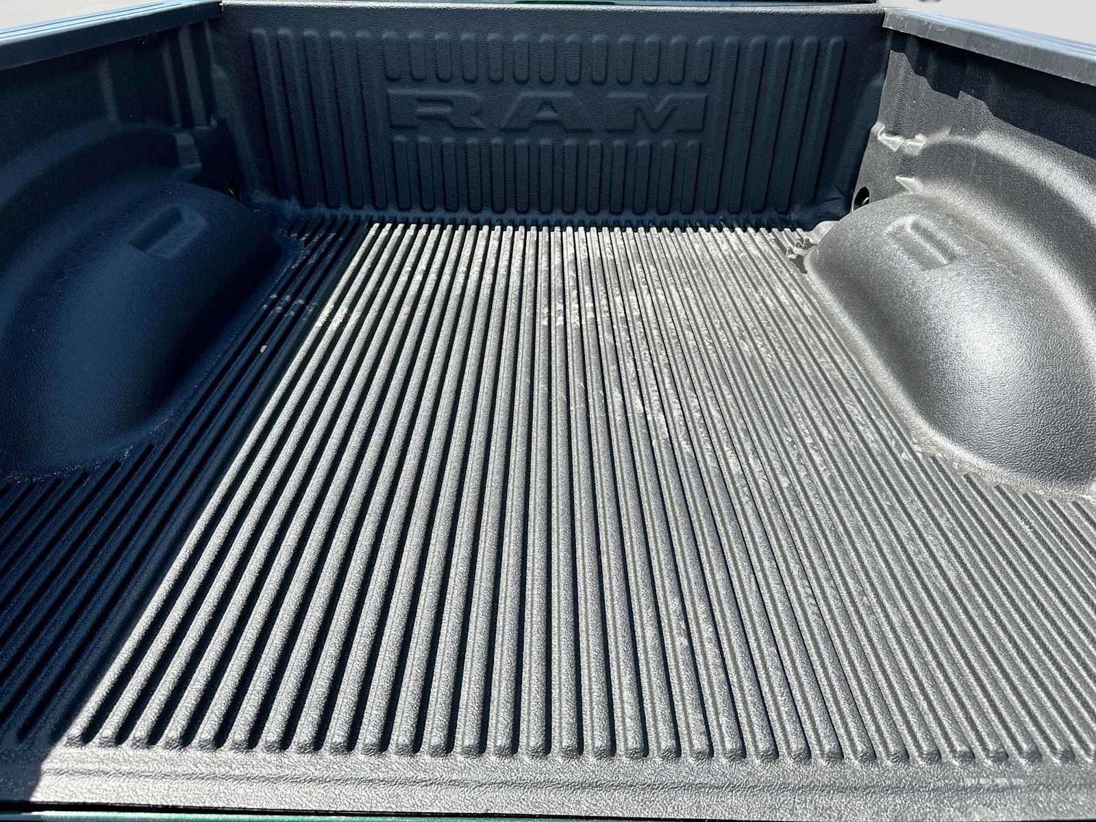 2027 RAM 1500 RAM 1500 EXPRESS CREW CAB 4X4 5'7' BOX