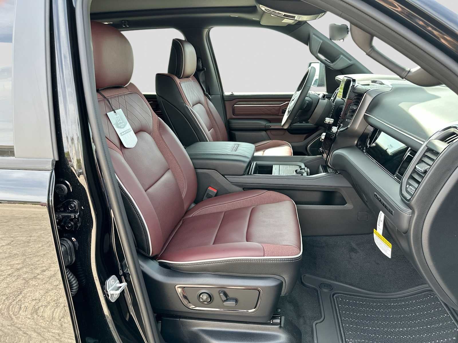 2027 RAM 1500 RAM 1500 LIMITED CREW CAB 4X4 5'7' BOX