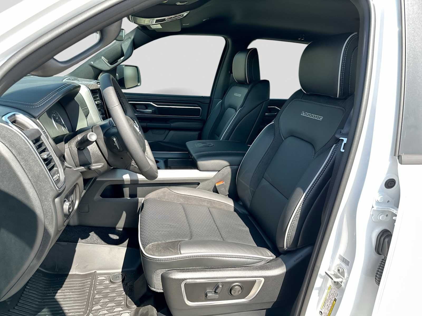 2027 RAM 1500 RAM 1500 LARAMIE CREW CAB 4X4 5'7' BOX