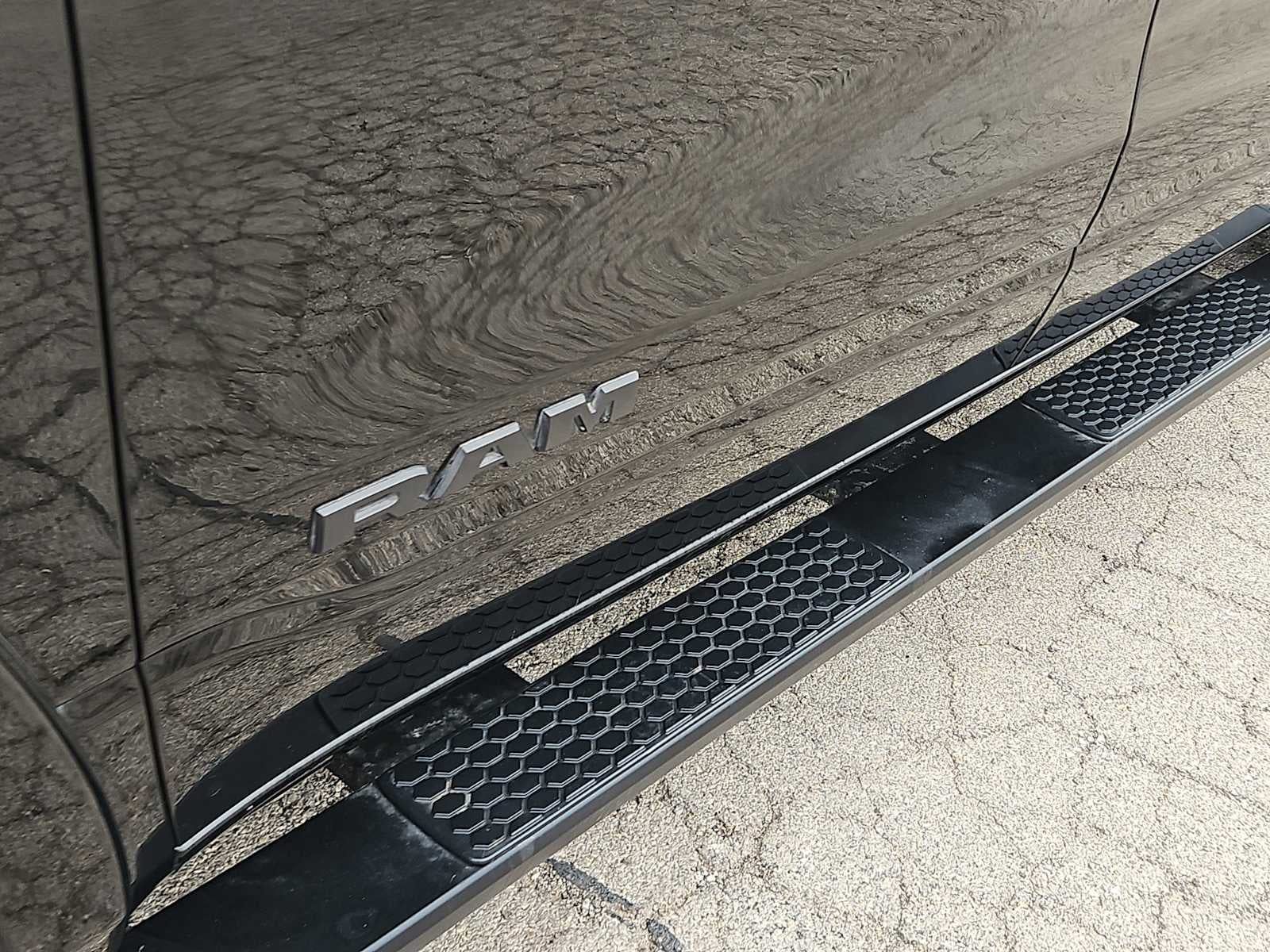 2020 RAM 1500 Laramie Crew Cab 4x4 5'7' Box