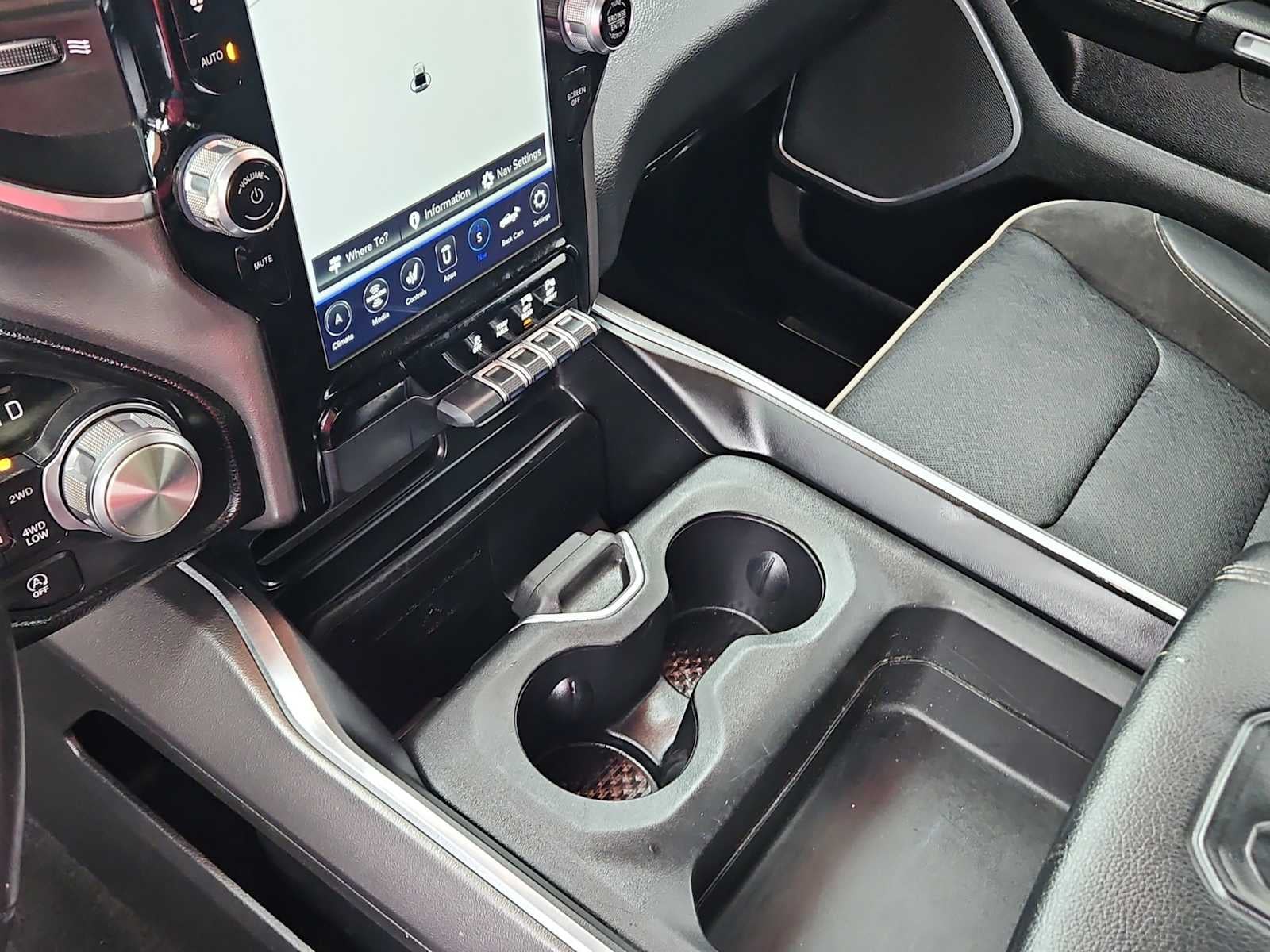 2020 RAM 1500 Laramie Crew Cab 4x4 5'7' Box