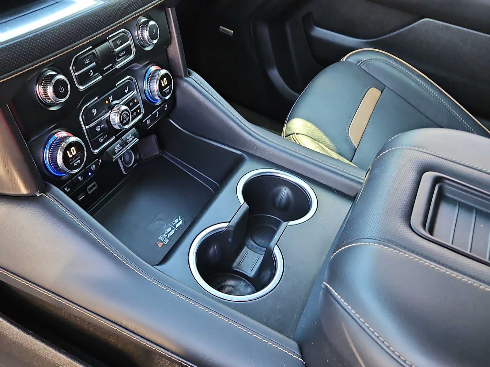 2022 GMC Yukon XL 4WD AT4