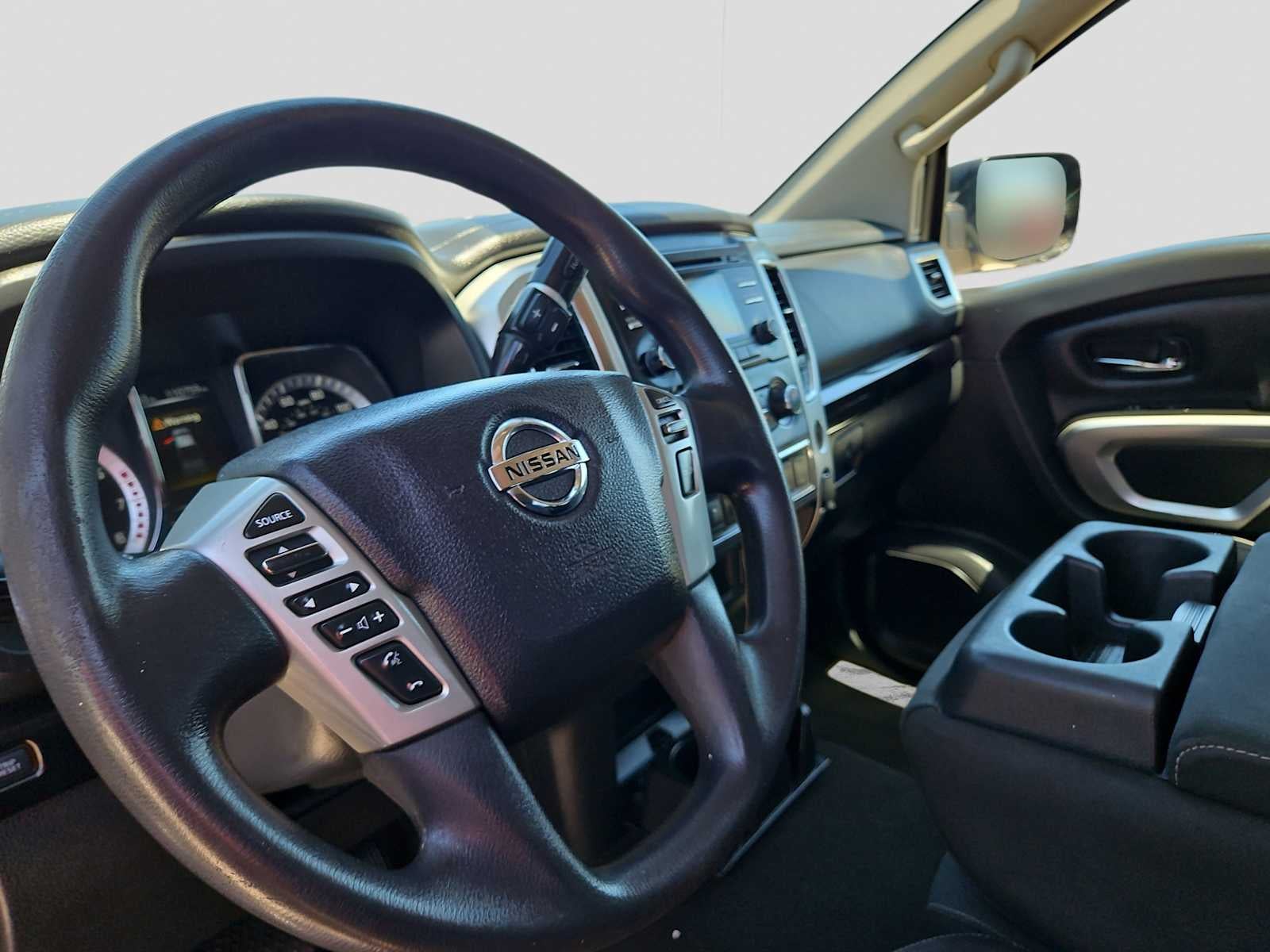 2017 Nissan TITAN SV