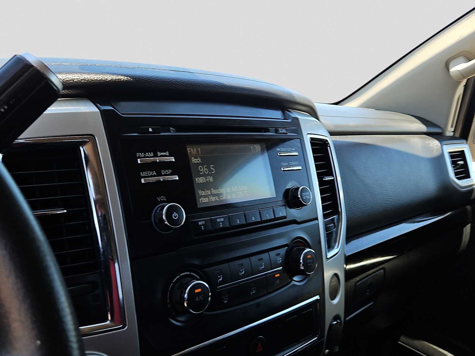 2017 Nissan TITAN SV