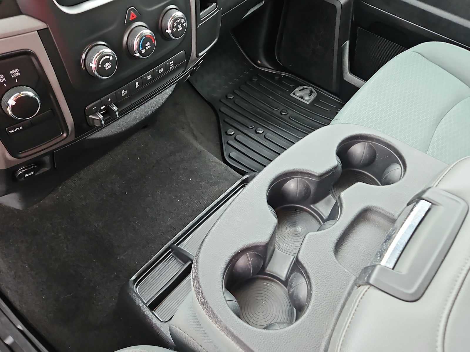 2017 RAM 2500 Tradesman Crew Cab 4x4 6'4' Box