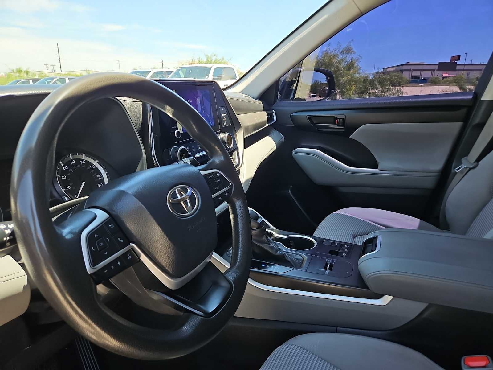 2023 Toyota Highlander L - Photo 10