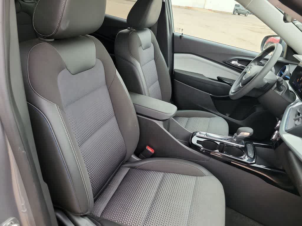 2025 Chevrolet Trax FWD LT