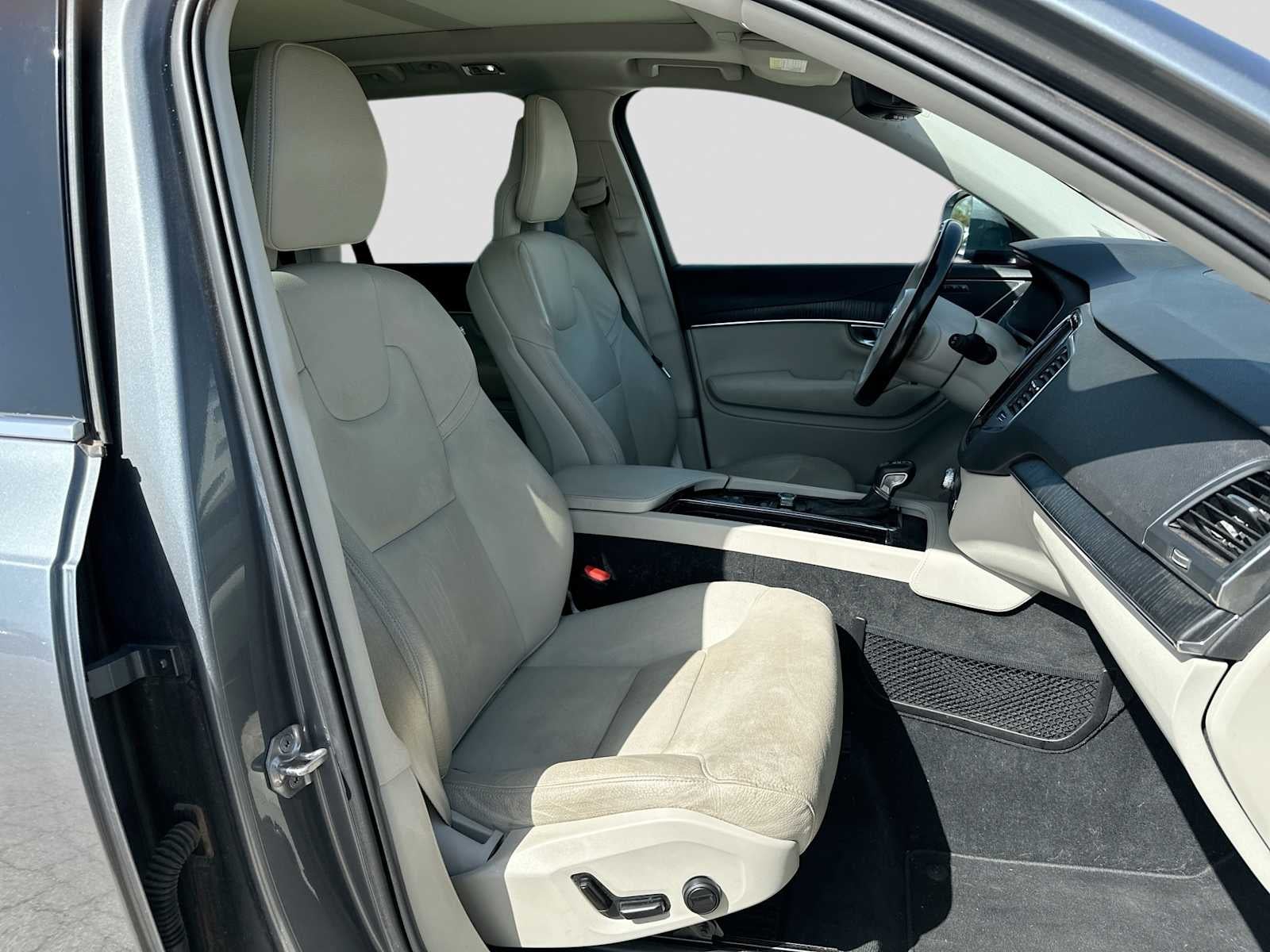 2020 Volvo XC90 T5 Momentum 7 Passenger
