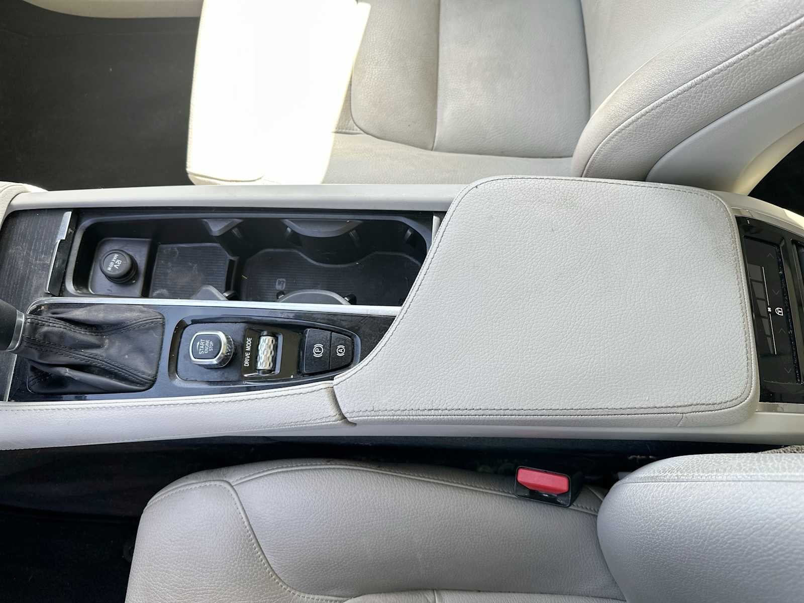 2020 Volvo XC90 T5 Momentum 7 Passenger