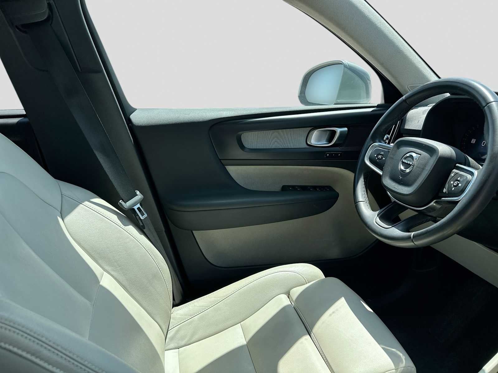 2024 Volvo XC40 B5 Plus Bright Theme
