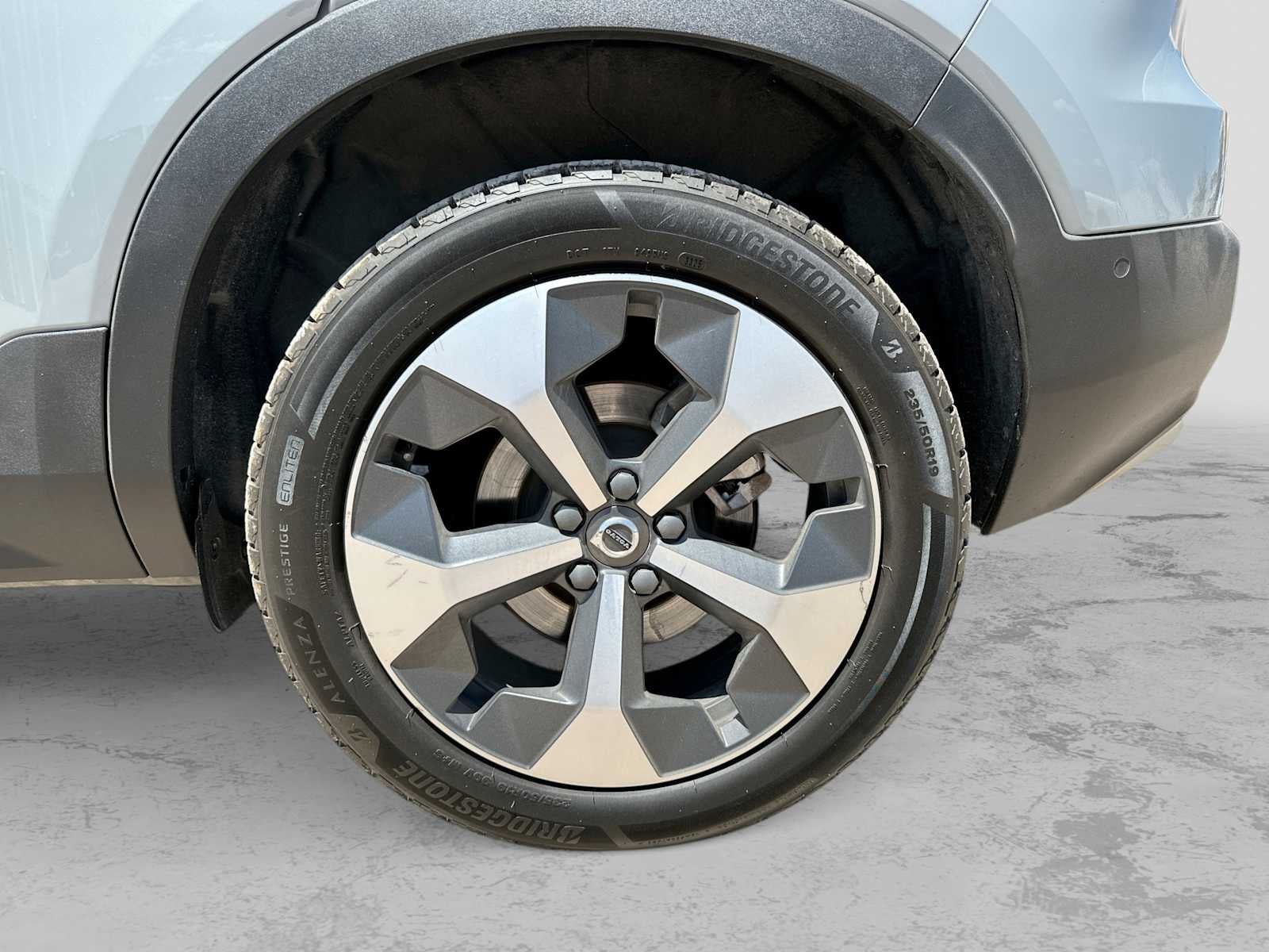 2024 Volvo XC40 B5 Plus Bright Theme