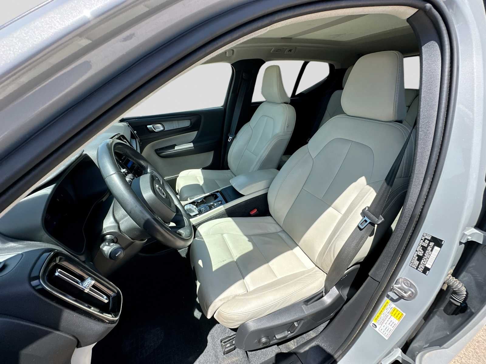 2024 Volvo XC40 B5 Plus Bright Theme